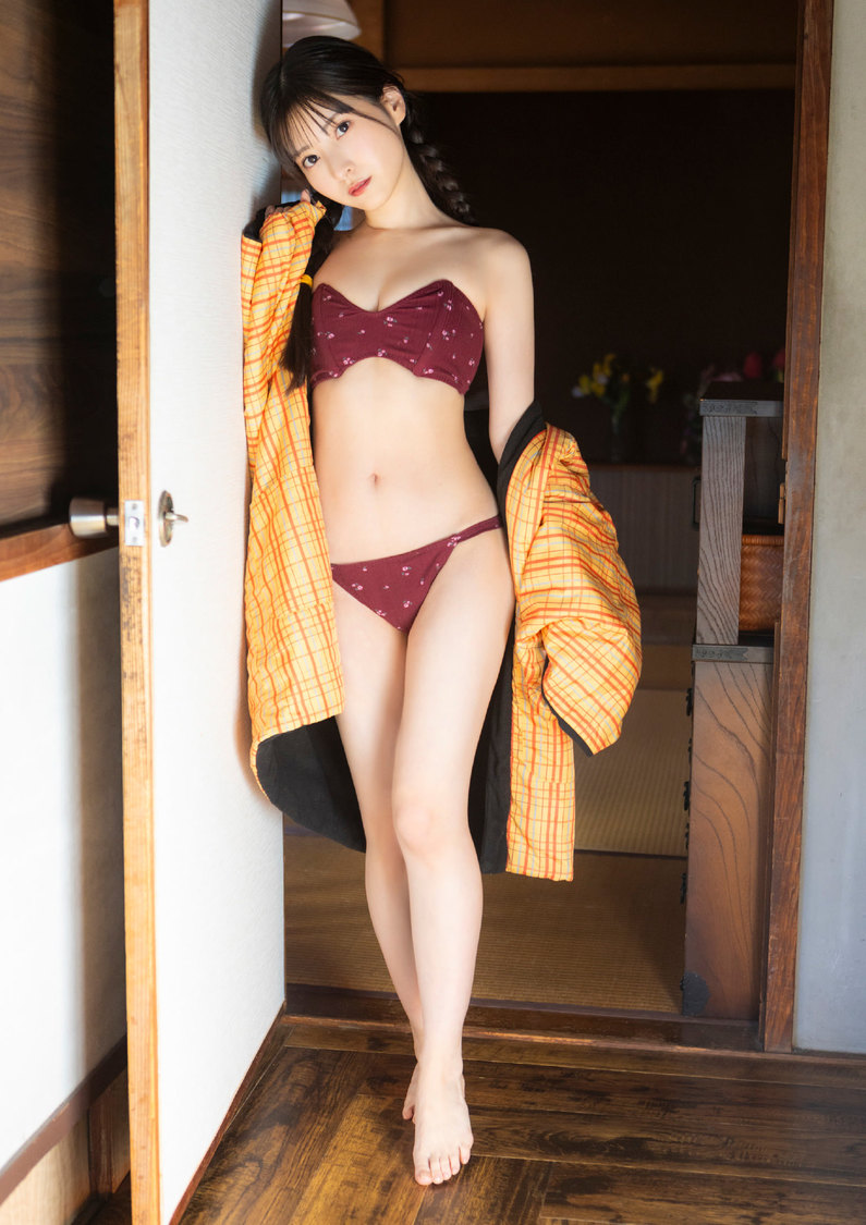 STRiKE！デジタル写真集『小鳥遊るい　どんぐりの背比べ』