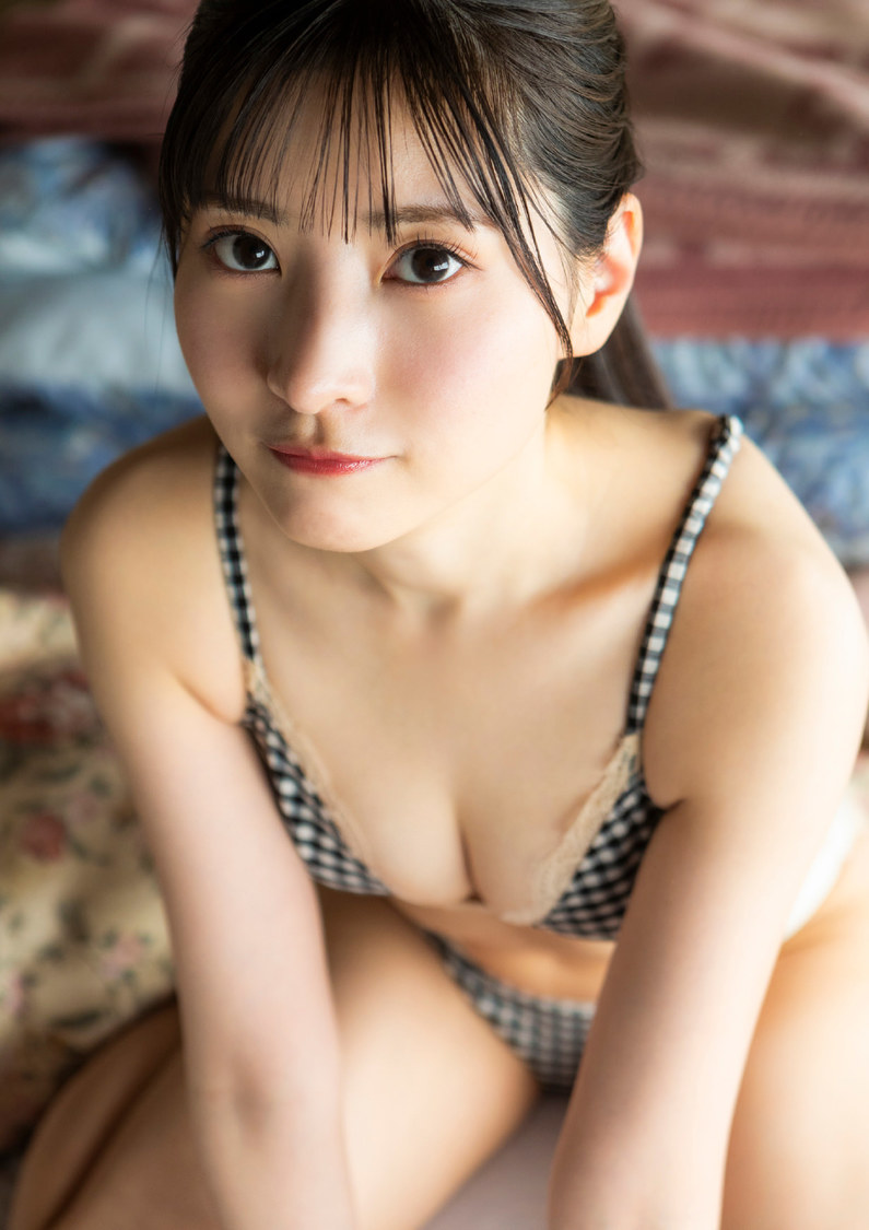 STRiKE！デジタル写真集『小鳥遊るい　どんぐりの背比べ』