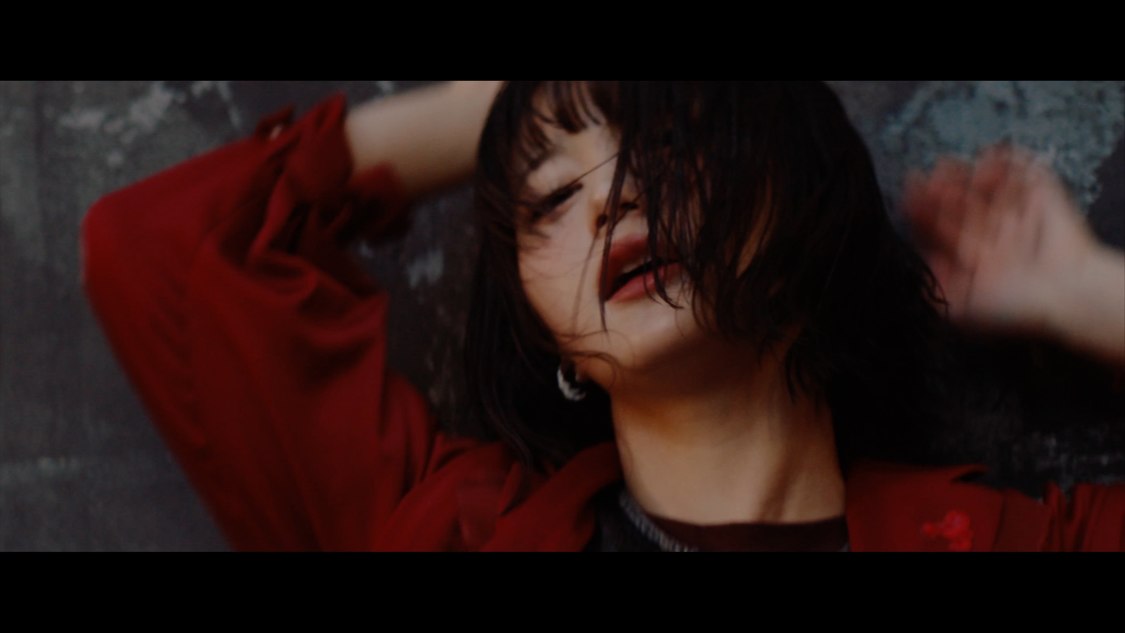 WHITE SCORPION「動く唇」MV場面写真（©OVERS）