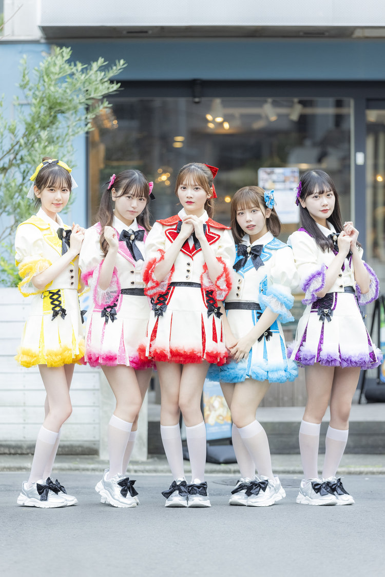 SCRAMBLE SMILE（左から、ゆうゆ、桜木果奈、土居麗菜 、峰島こまき、松田琉那）