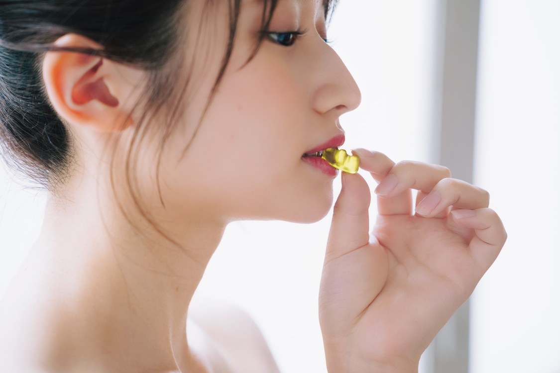 貝賀琴莉（#よーよーよー）『ヤングチャンピオン』アザーカット（（C)宮本賢一（秋田書店））