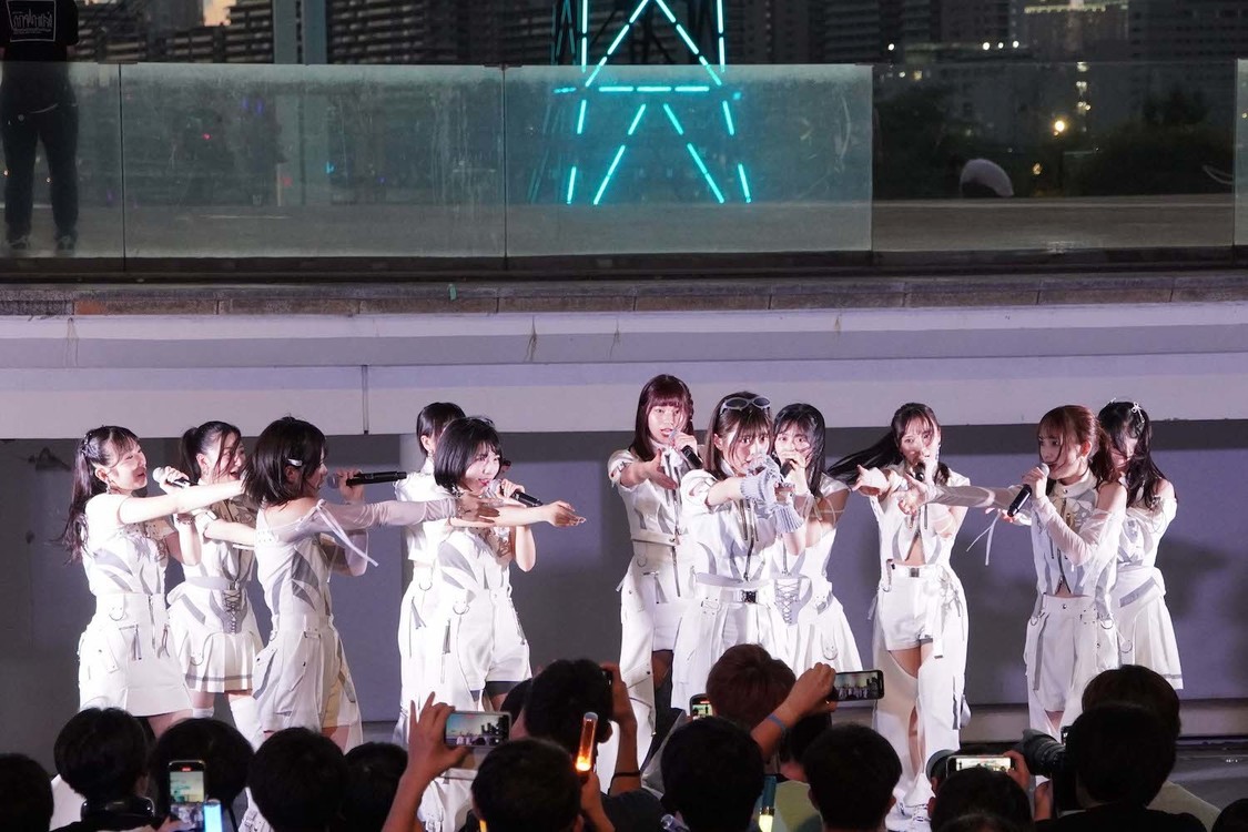 ＜WHITE SCORPION 1stミニアルバム『Caution』リリースイベント＞ららぽーと豊洲シーサイドデッキ メインステージ（2024年9月11日／©OVERS）