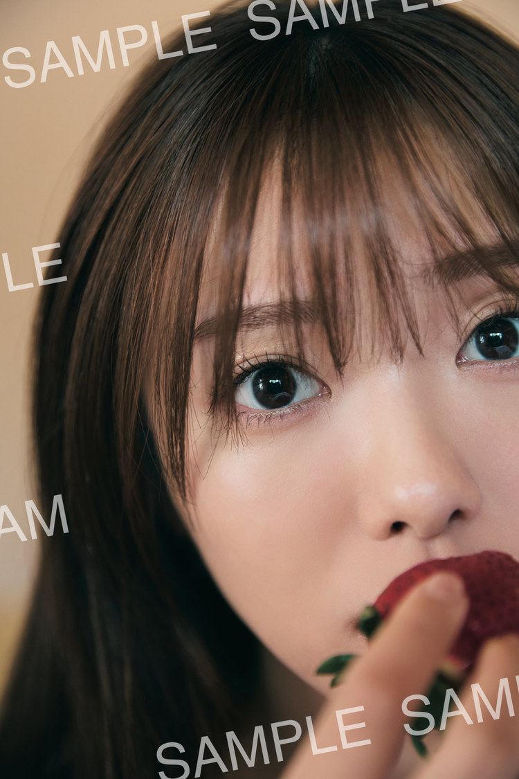 田村保乃 2nd写真集『隣の席になりたい』メッセージ付きポストカード（撮影：三瓶康友　（c）講談社）