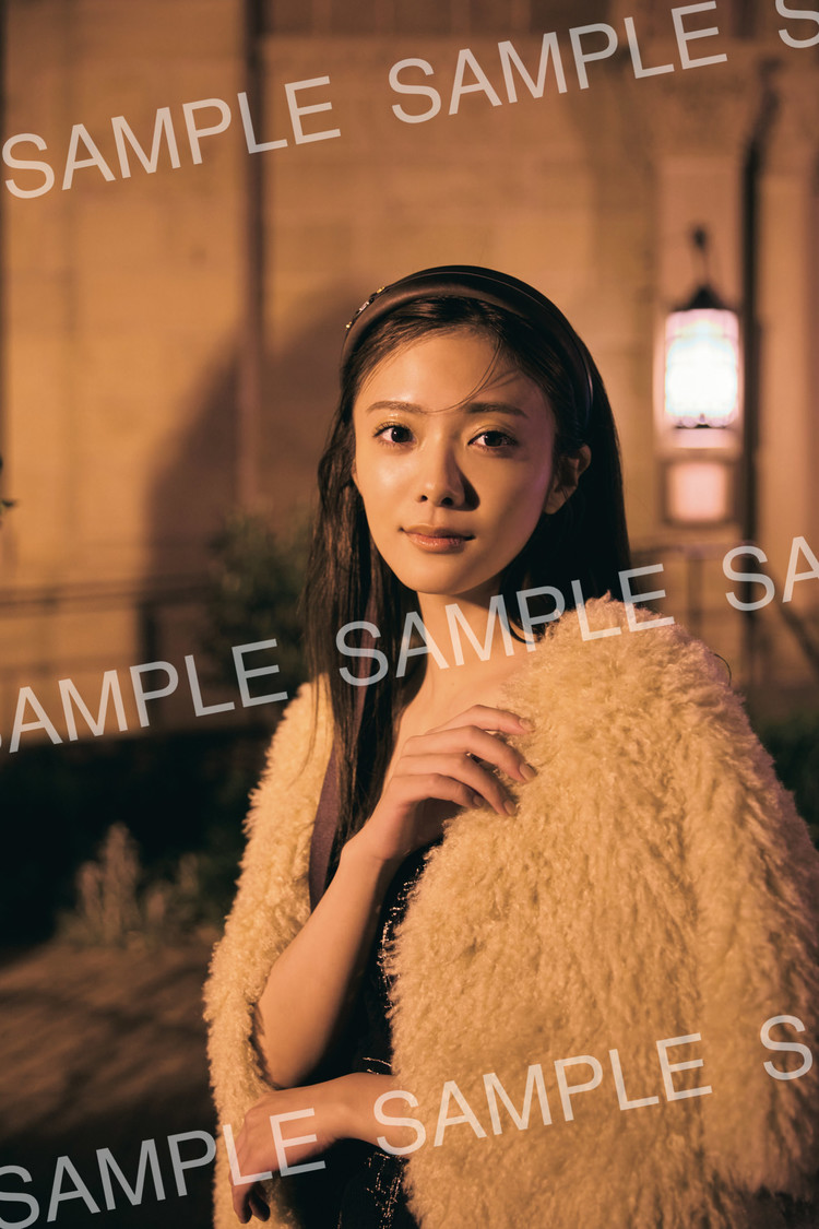 田村保乃 2nd写真集『隣の席になりたい』書店別特典【未来屋書店】（撮影：三瓶康友　（c）講談社）