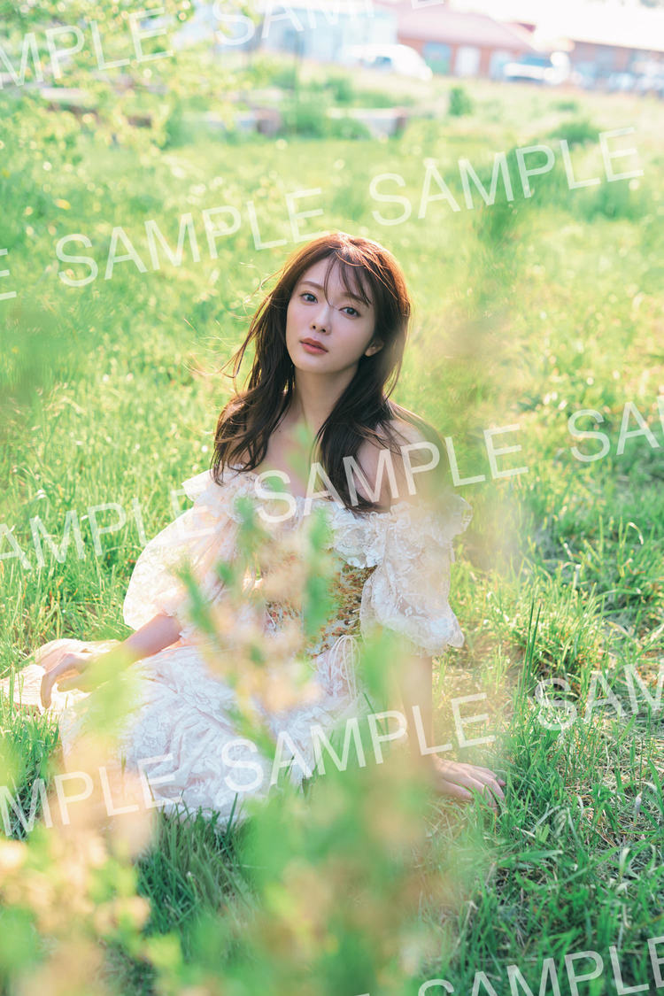 田村保乃 2nd写真集『隣の席になりたい』書店別特典【くまざわ書店】（撮影：三瓶康友　（c）講談社）