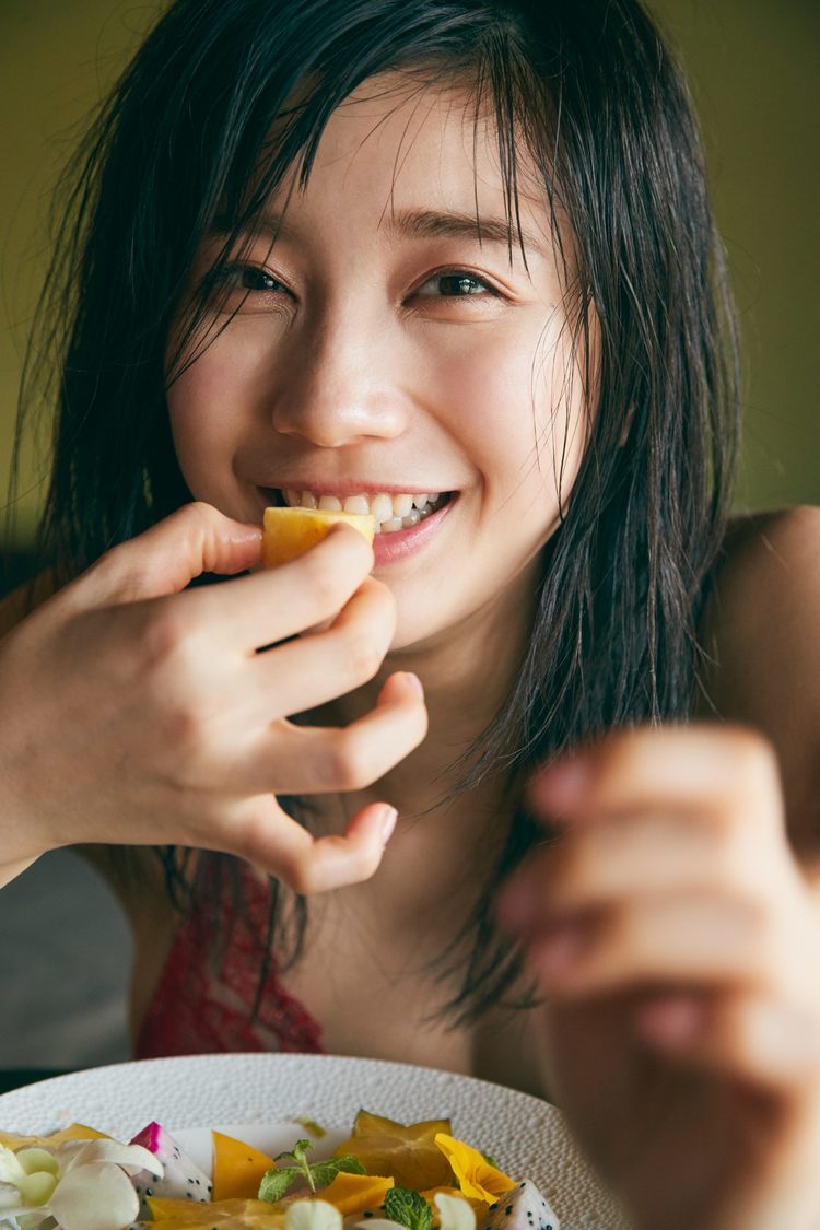 小倉優香デジタル写真集『ぐらぐら』より