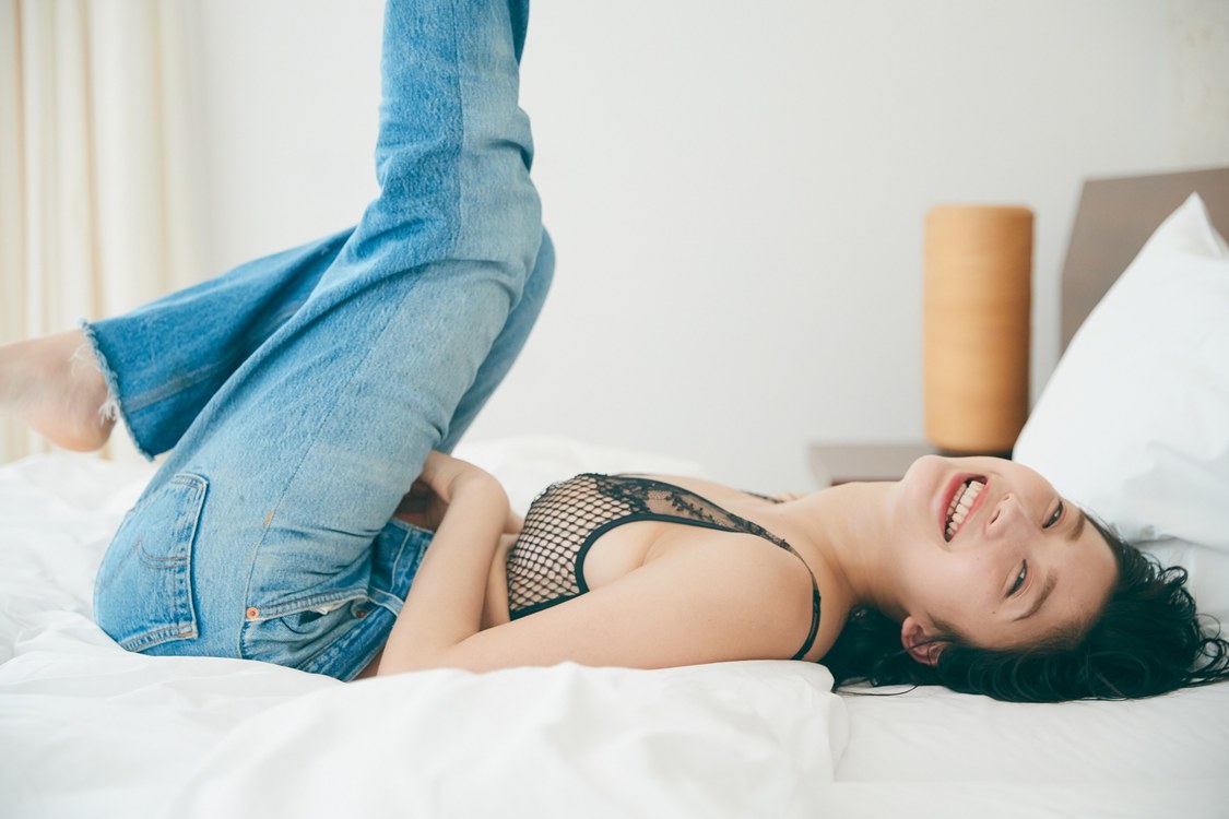 小倉優香デジタル写真集『ぐらぐら』より