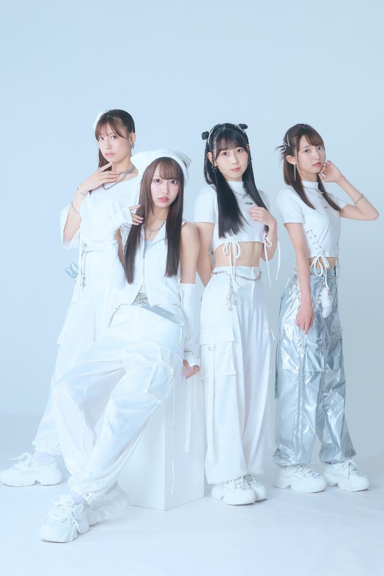 左から荒井優希、野村実代、井上瑠夏、藤本冬香