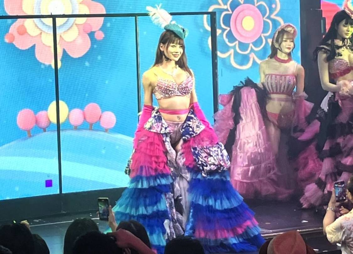 「カルフォルニア」でセンターを担当するまりん