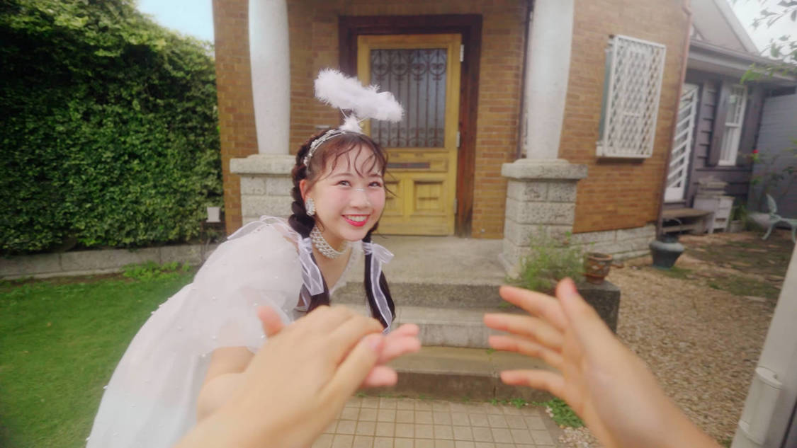 Web-CM「Trick & Treat #FRUITS ZIPPERとお菓子で楽しむいたずらハロウィン」場面写真