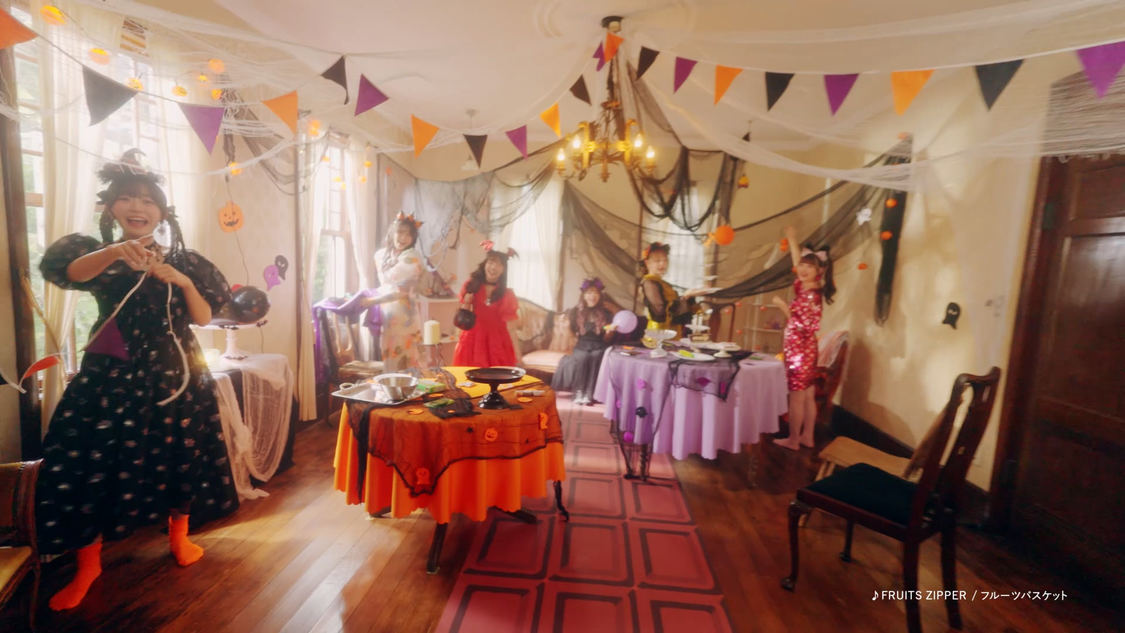 Web-CM「Trick & Treat #FRUITS ZIPPERとお菓子で楽しむいたずらハロウィン」場面写真