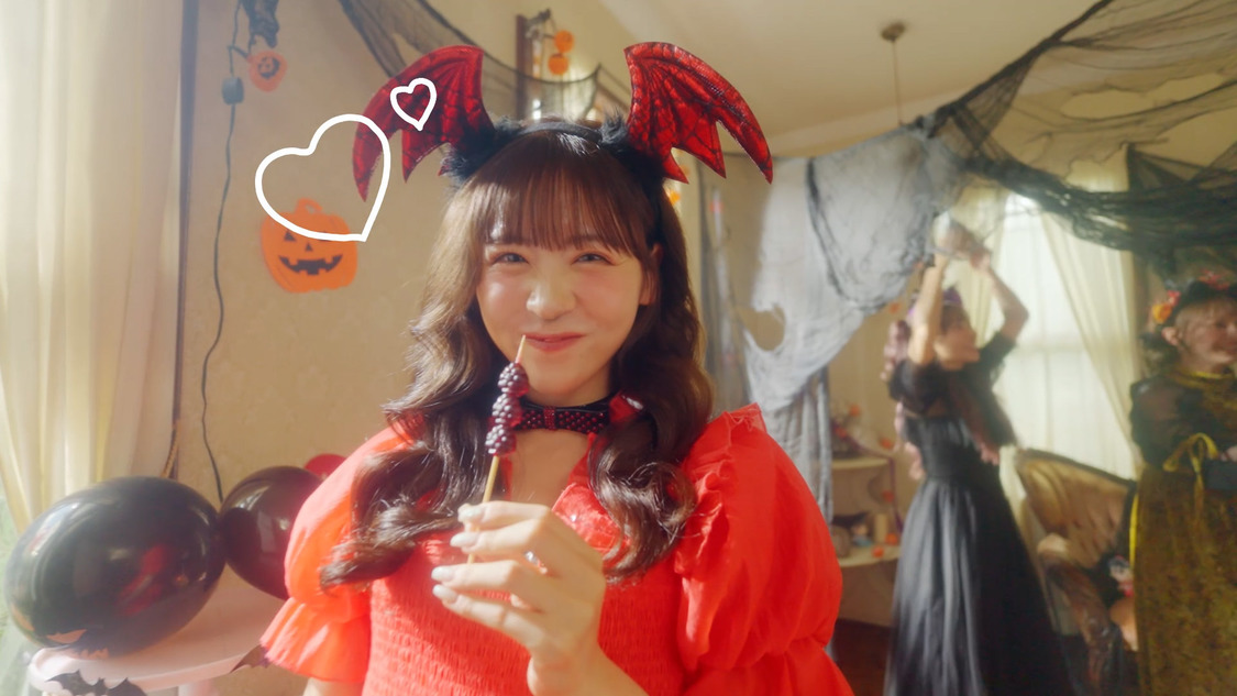 Web-CM「Trick & Treat #FRUITS ZIPPERとお菓子で楽しむいたずらハロウィン」場面写真