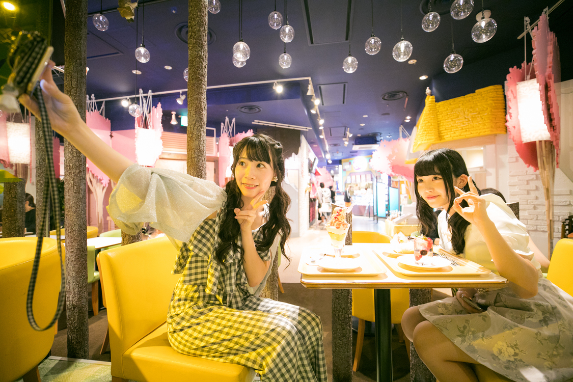 宇佐美幸乃（Luce Twinkle Wink☆）とPop'n'Roll副編集長 茉井良菜