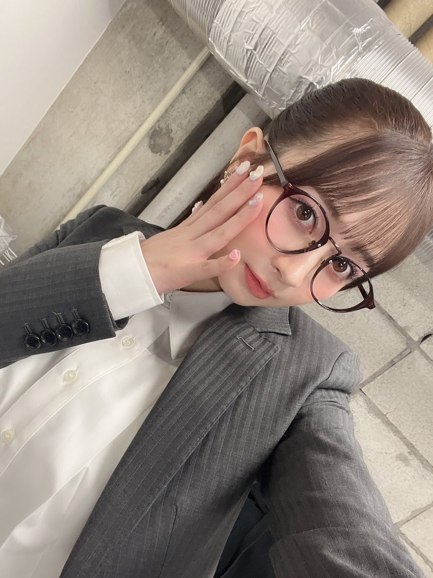 新しいMVがYouTubeで公開されたので、ぜひチェックしてください！　いろんな衣装を着て撮影しました！