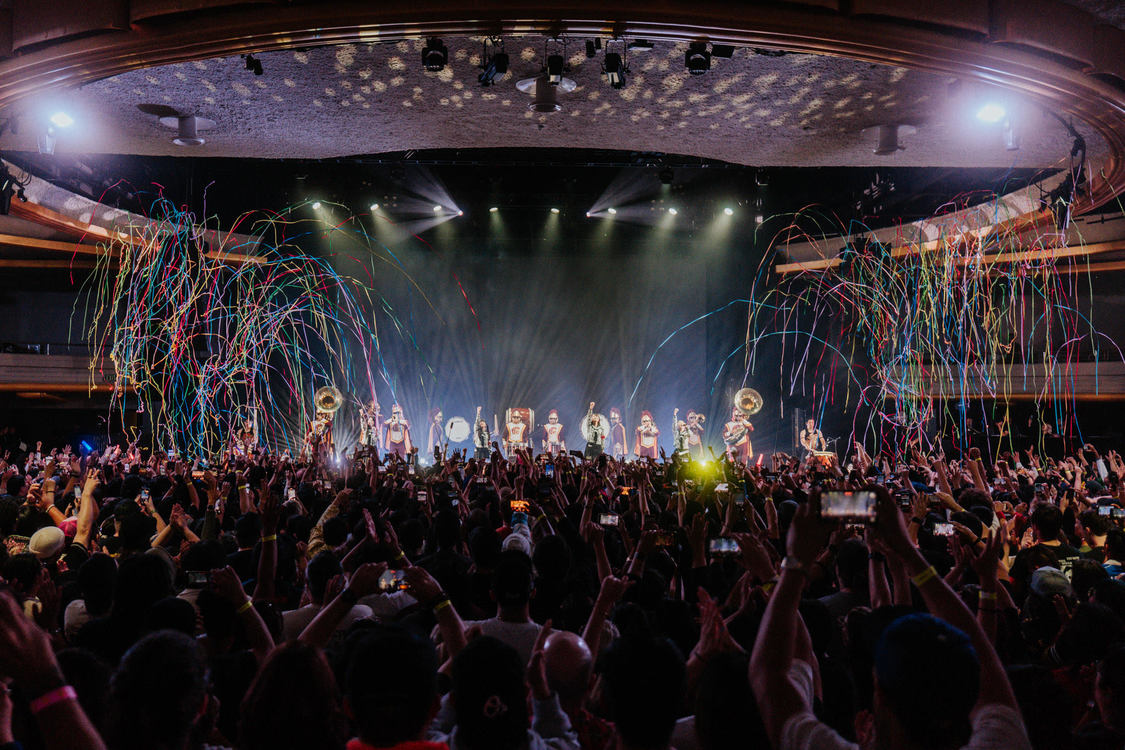 新しい学校のリーダーズ＜AG! Calling WORLD TOUR Part.II＞LA Hollywood Palladium（2024年10月20日／撮影：Lindsey Blane）