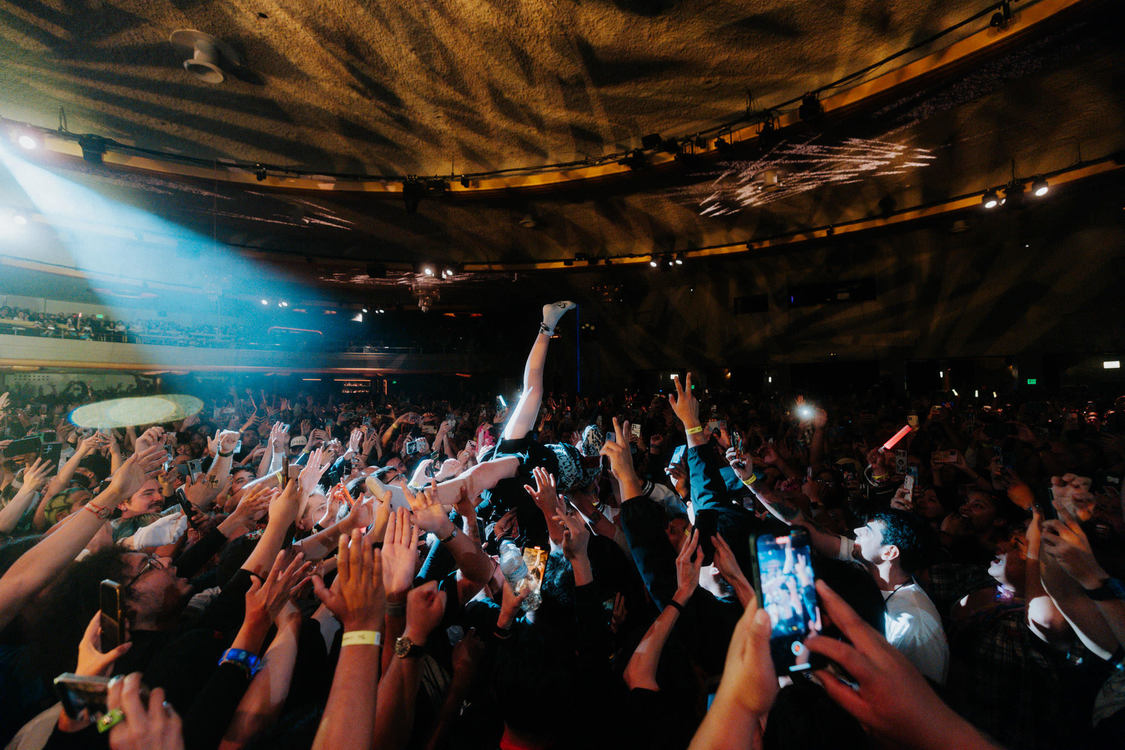 新しい学校のリーダーズ＜AG! Calling WORLD TOUR Part.II＞LA Hollywood Palladium（2024年10月20日／撮影：Lindsey Blane）