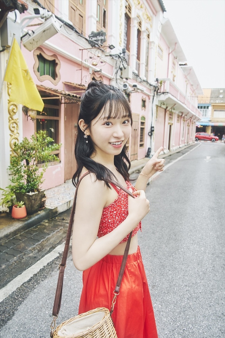 『AKB48 山内瑞葵 1st写真集 好きになる予感』お渡し会限定生写真カット（(C)KADOKAWA (C)DH PHOTO/ You Ishii）