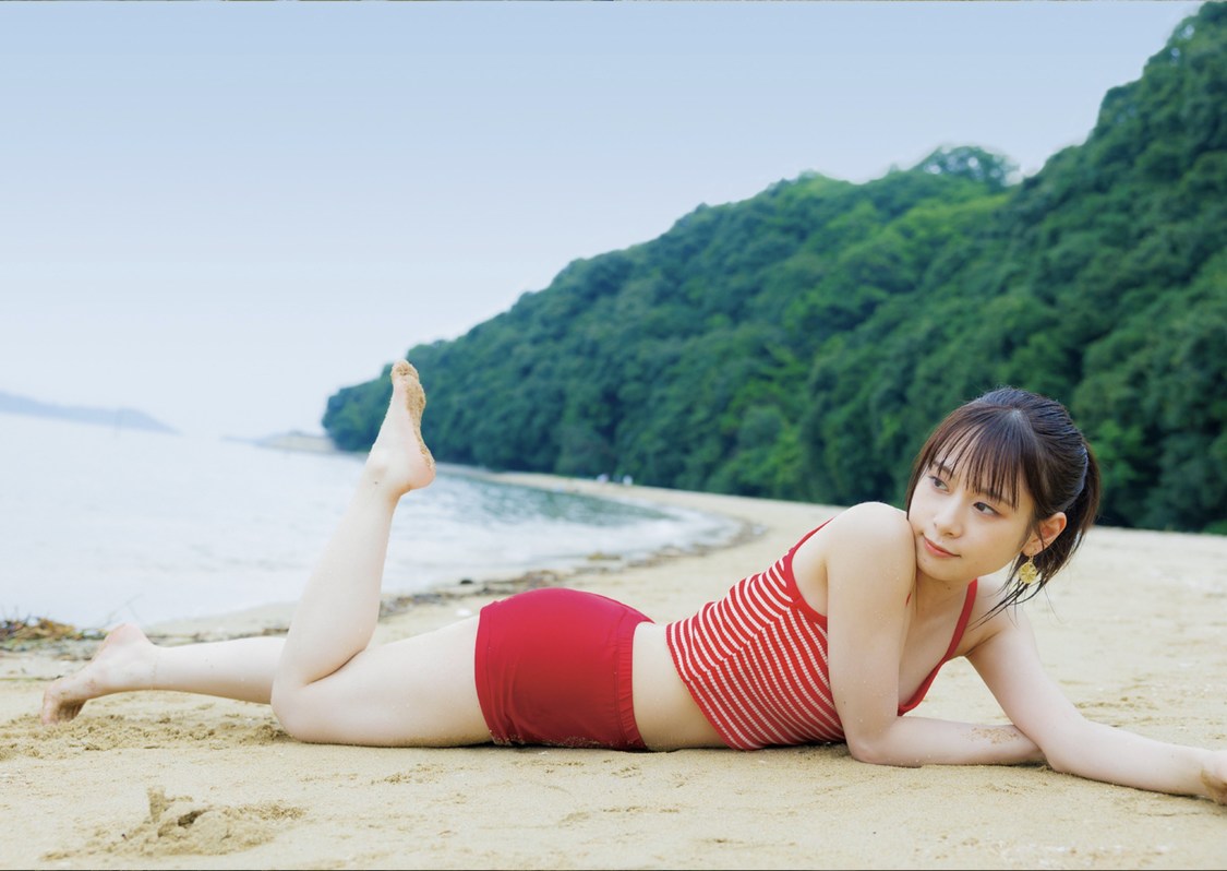 前田佳織里 2nd写真集『恋のかおり』（Ⓒ秋田書店2024 撮影：近藤宏一）