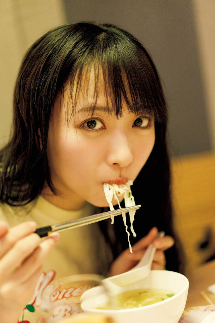 『STU48石田千穂 セカンド写真集『太陽って何色？』』（(C)HIROKAZU／秋田書店）