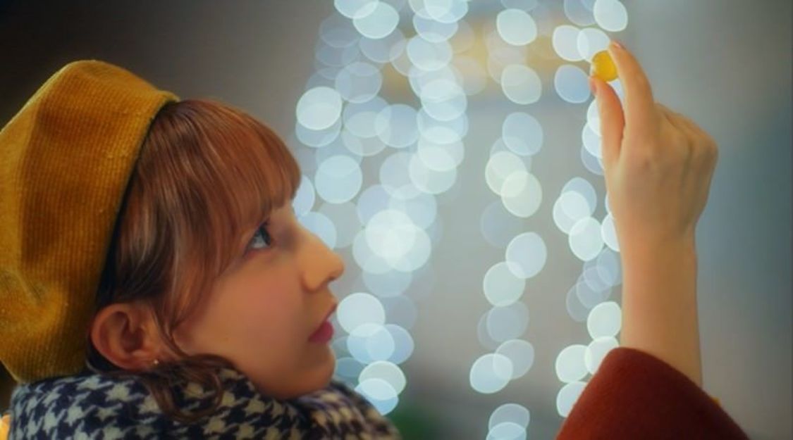Web-CM「明治のグミときらめくクリスマス」篇