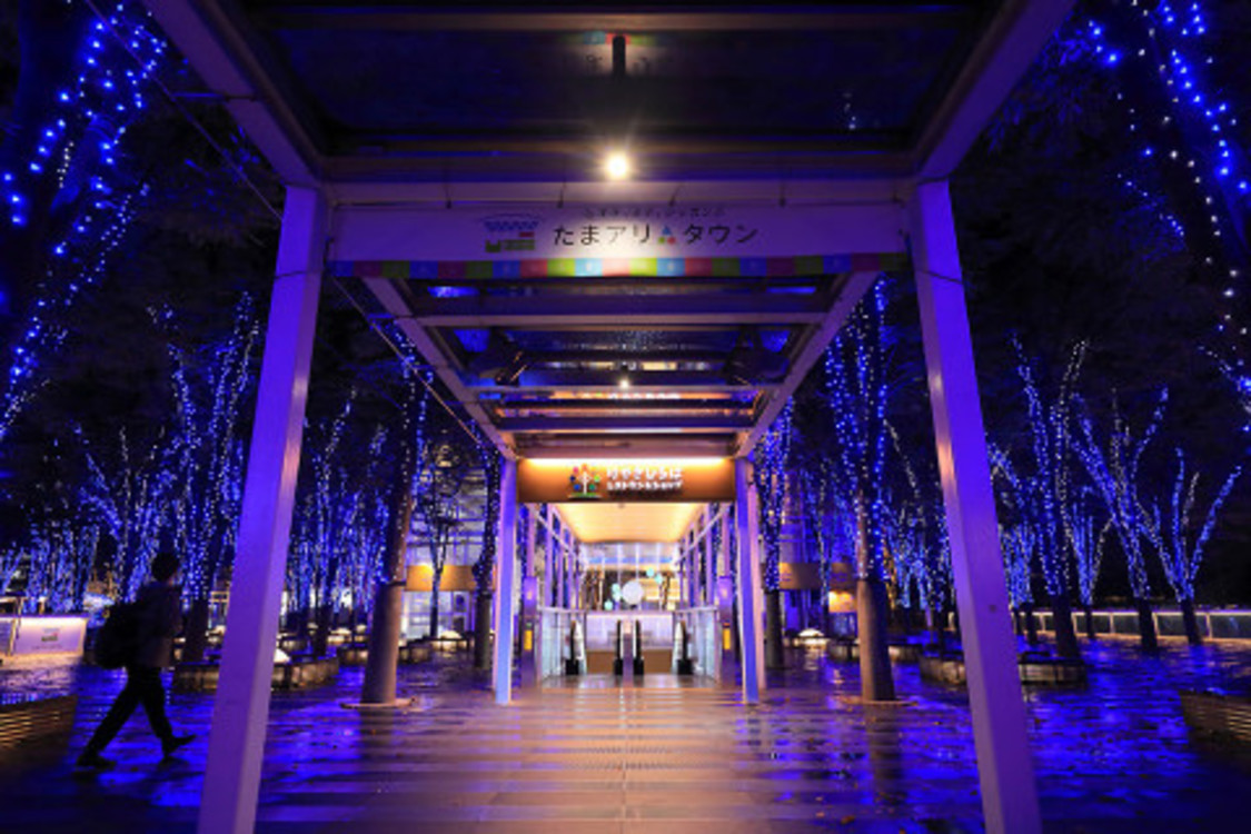 けやきひろば1階への通路（昨年度の様子／今年度は、頭上にカーテンライトが装飾されます）