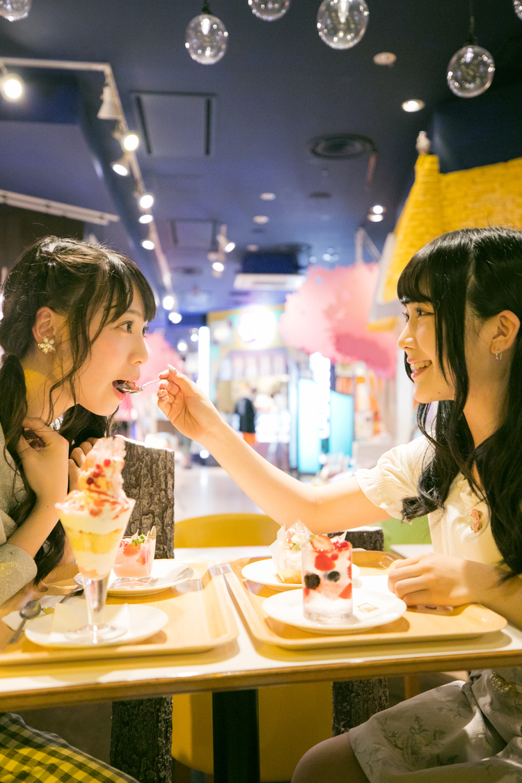 宇佐美幸乃（Luce Twinkle Wink☆）とPop'n'Roll副編集長 茉井良菜