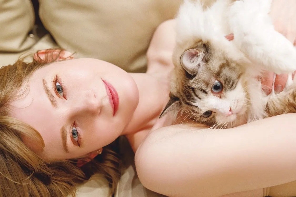 エラ・フレイヤ写真集『百花繚蘭』