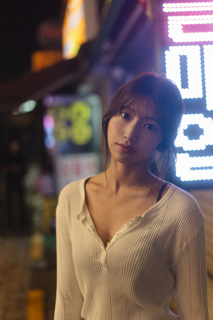 『山下エミリー1st写真集（仮）』（東京ニュース通信社発行／撮影：HIROKAZU）