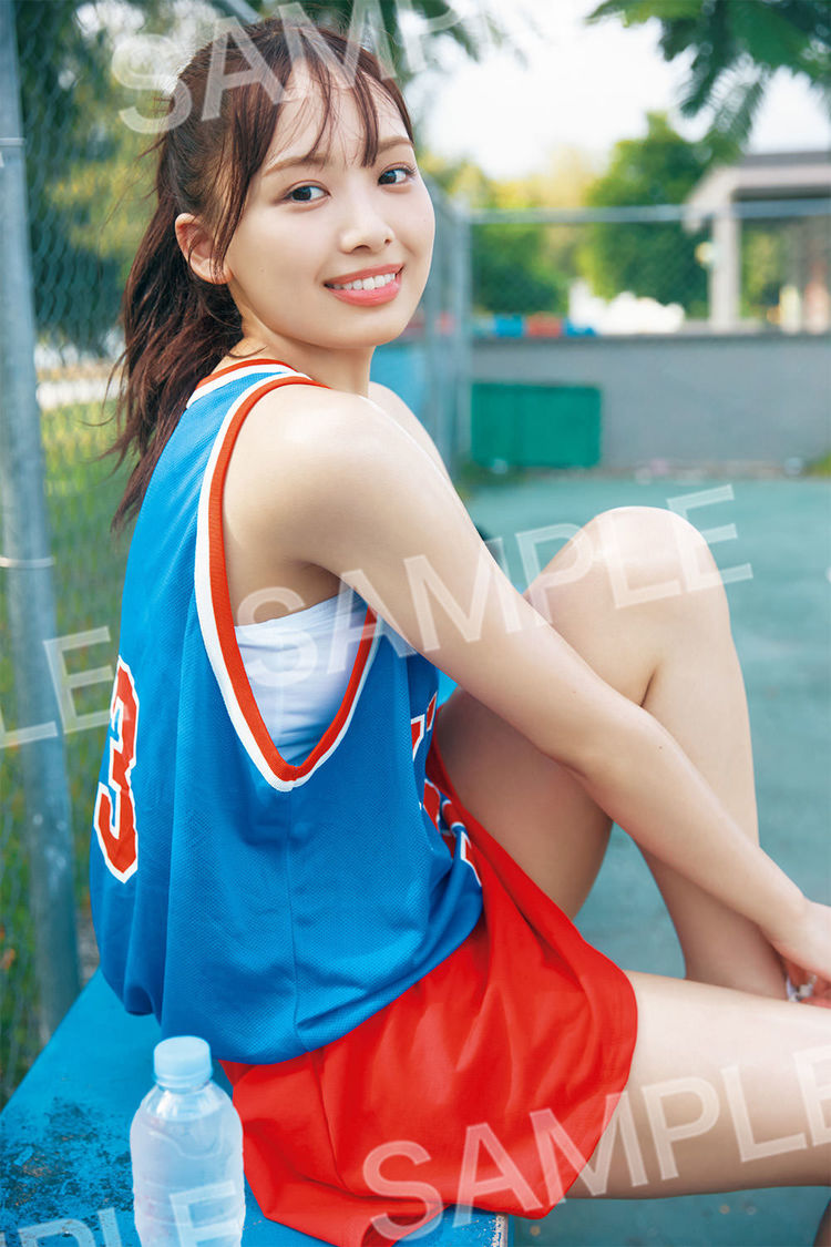 1st写真集『もしも』折り目なしポスター／星野書店近鉄パッセ店（撮影：三宮幹史（TRIVAL））