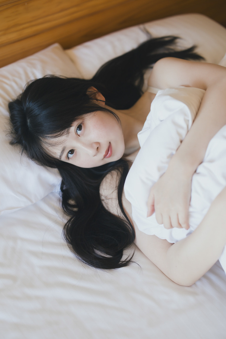 ＜SKE48 井上瑠夏 1st写真集『僕から先に言わせてくれ』＞セブンネット限定カバー版カバー（2024年11月17日）