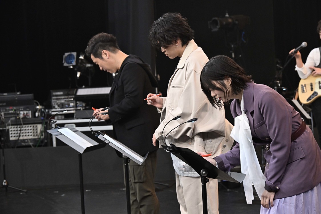 その場で歌割りをメモしていく3人