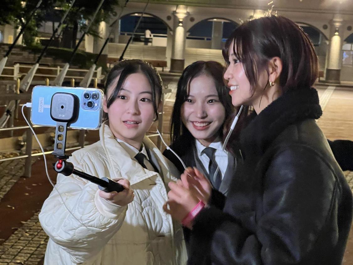 コンサート会場からの中継配信の模様