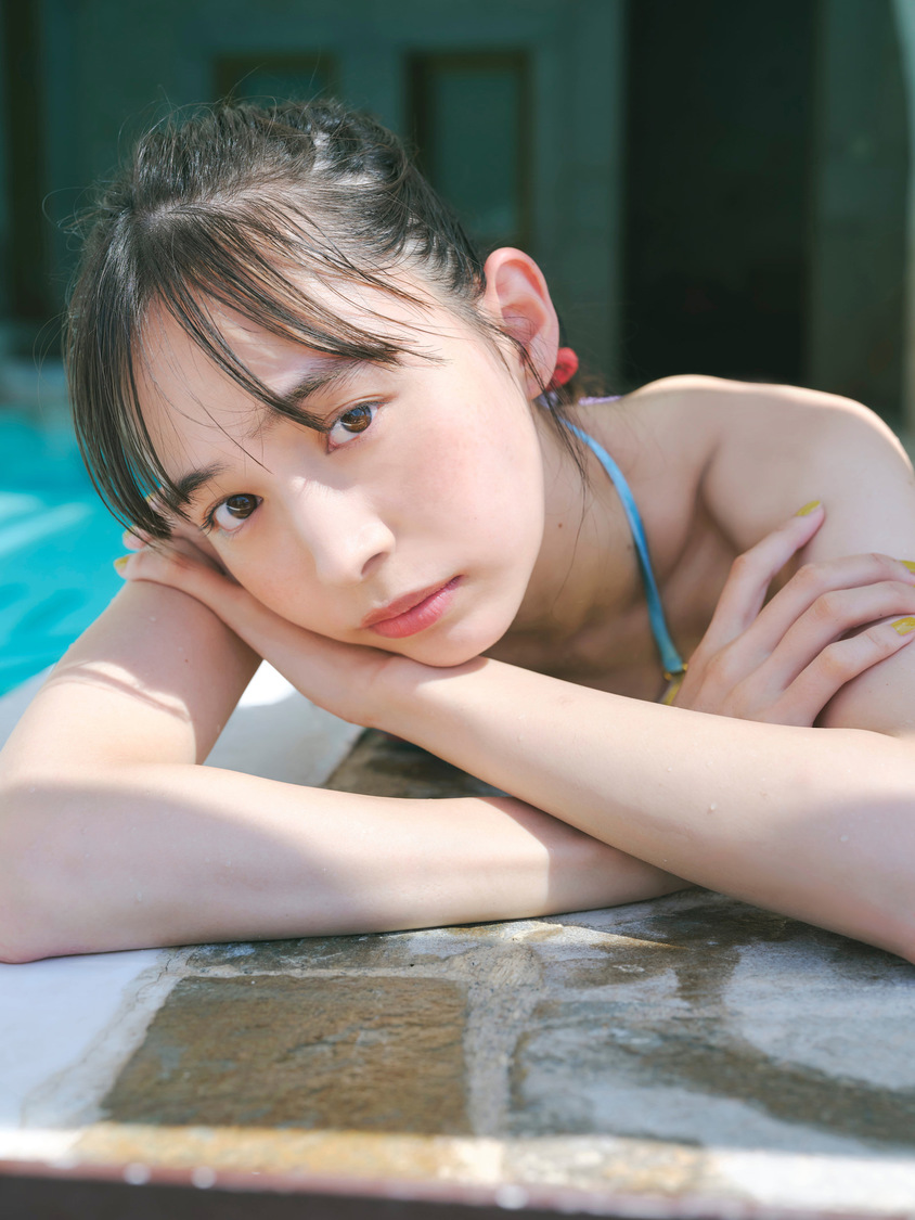 『井桁弘恵写真集 つかのま』（© 遠藤優貴／小学館）