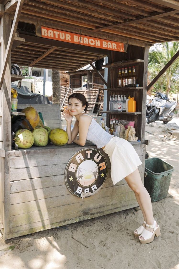 『本間日陽 3rd写真集 プレパレーション』先行カット（(C)KADOKAWA (C) HONEST 撮影：下田直樹）