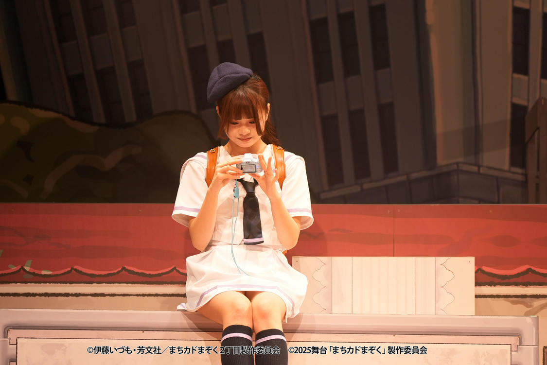 (C)伊藤いづも・芳文社／まちカドまぞく 2丁目製作委員会 (C)2025 舞台「まちカドまぞく」製作委員会