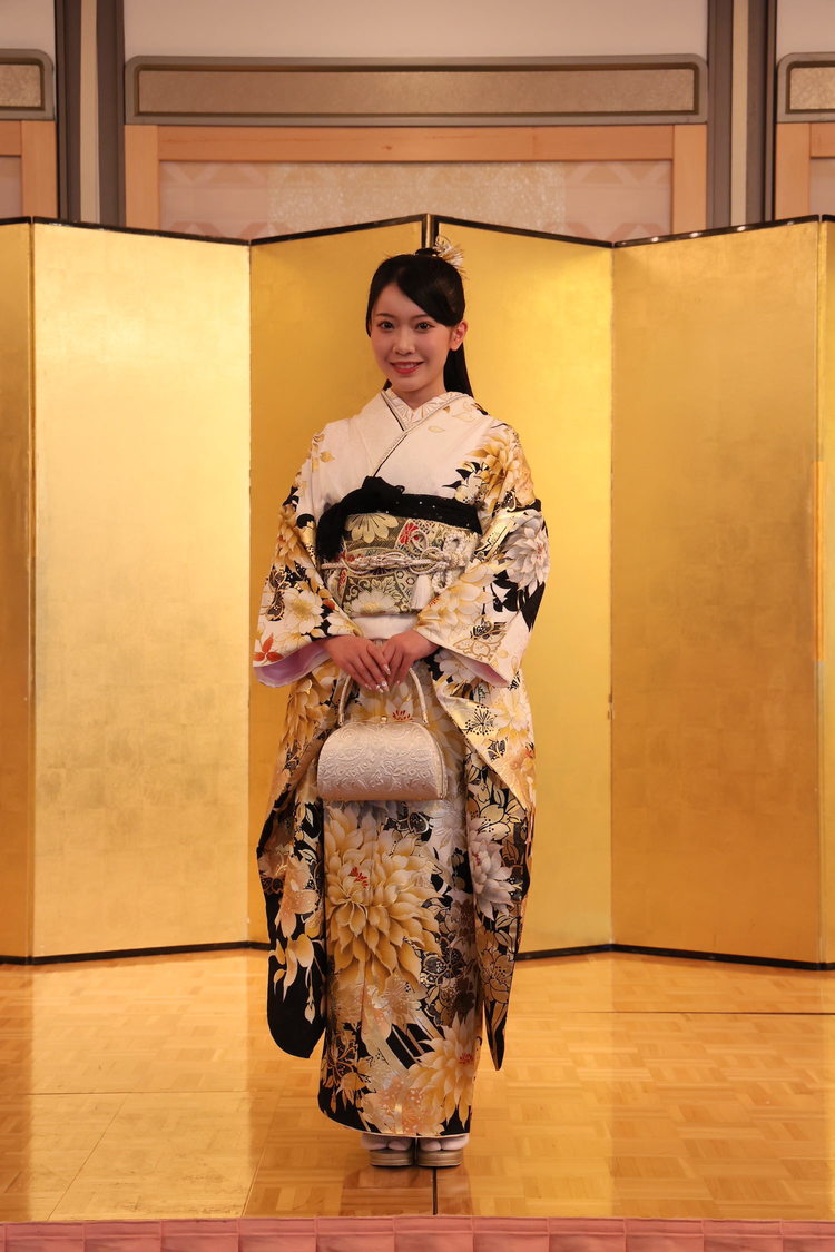 篠原京香（©2025 Zest, Inc.／衣装協力：株式会社清水屋）