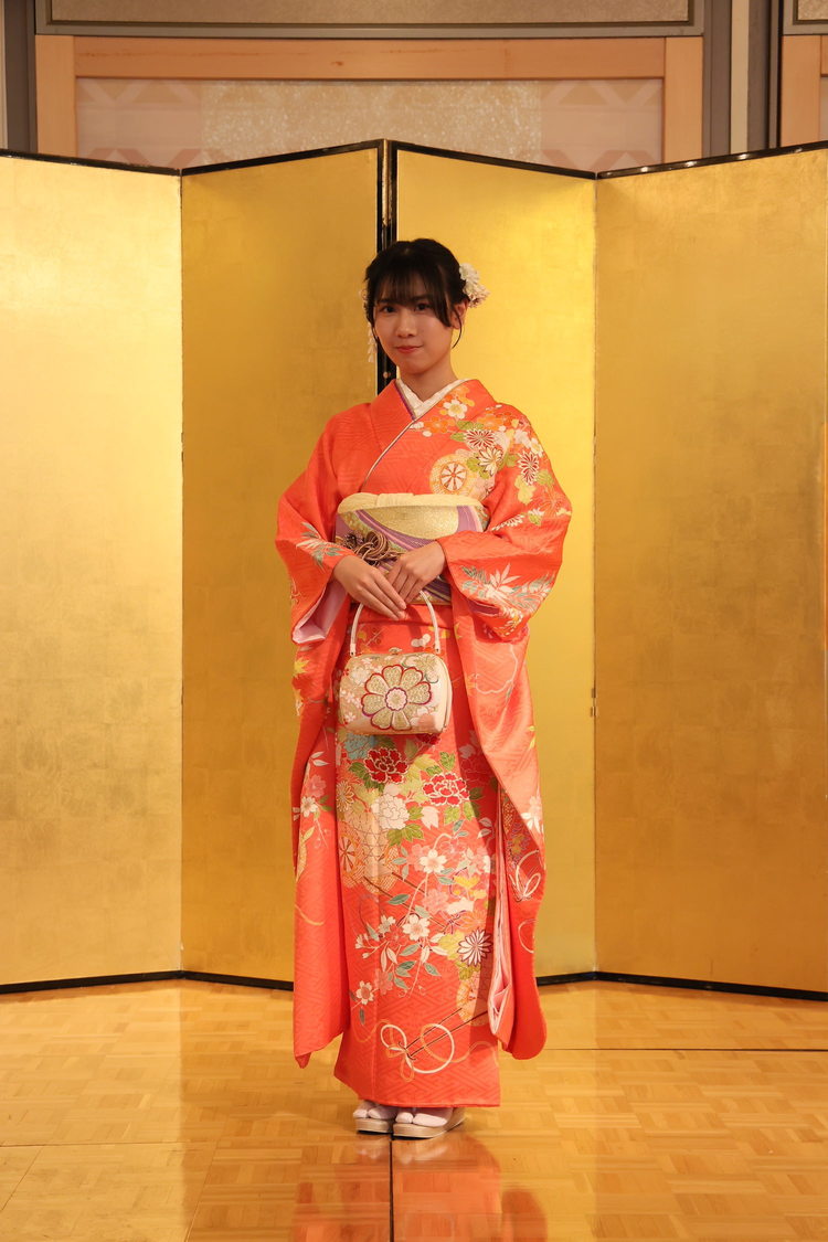 澤田奏音（©2025 Zest, Inc.／衣装協力：株式会社清水屋）