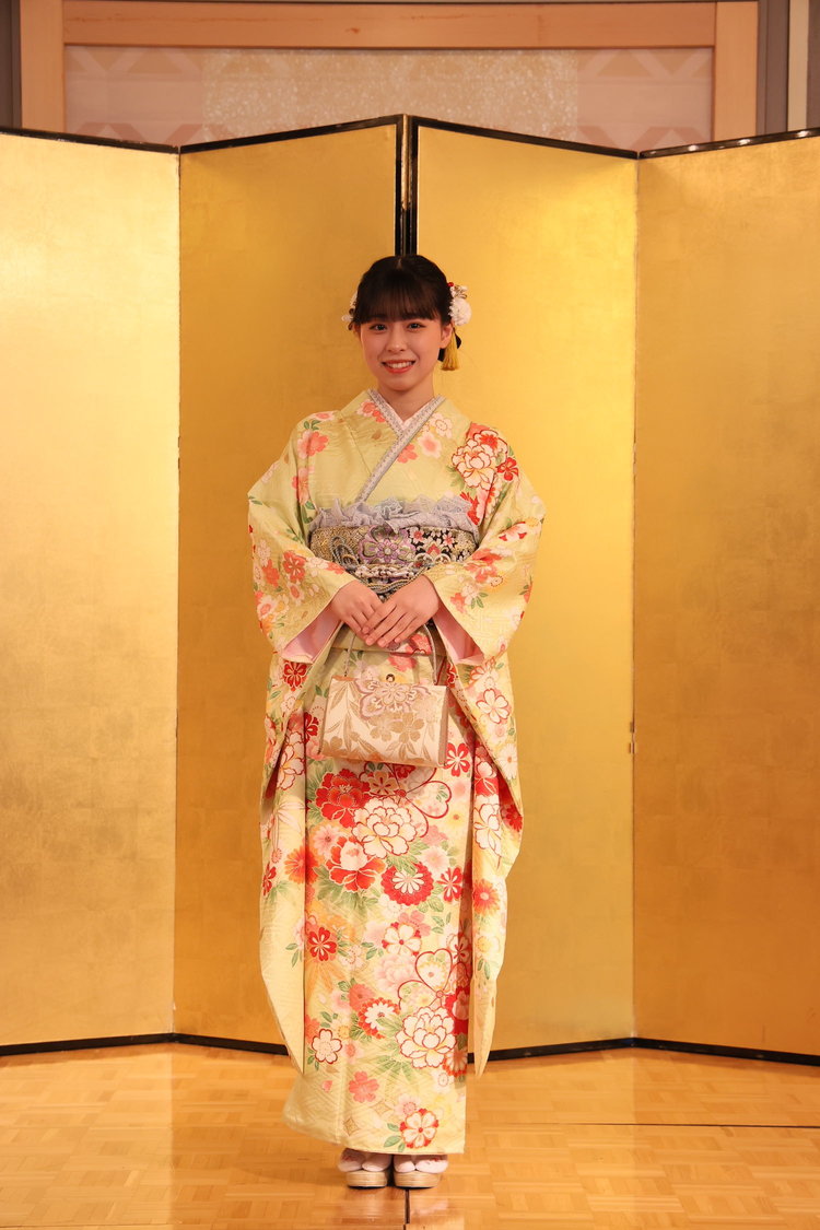 倉本羽菜（©2025 Zest, Inc.／衣装協力：株式会社清水屋）