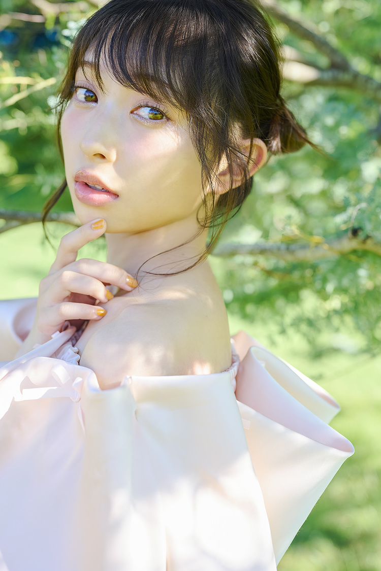 辻野かなみ1st写真集『Kanami Tsujino』通常版・裏表紙カット（©SDP）