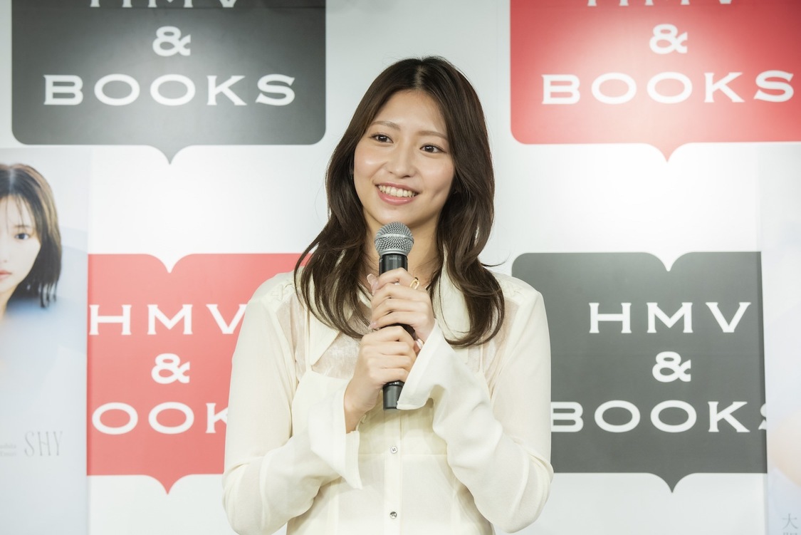 山下エミリー1st写真集『SHY』（東京ニュース通信社発行）