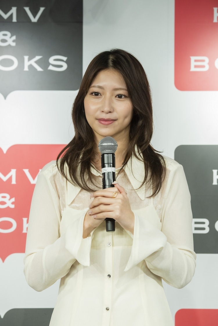 山下エミリー1st写真集『SHY』（東京ニュース通信社発行）