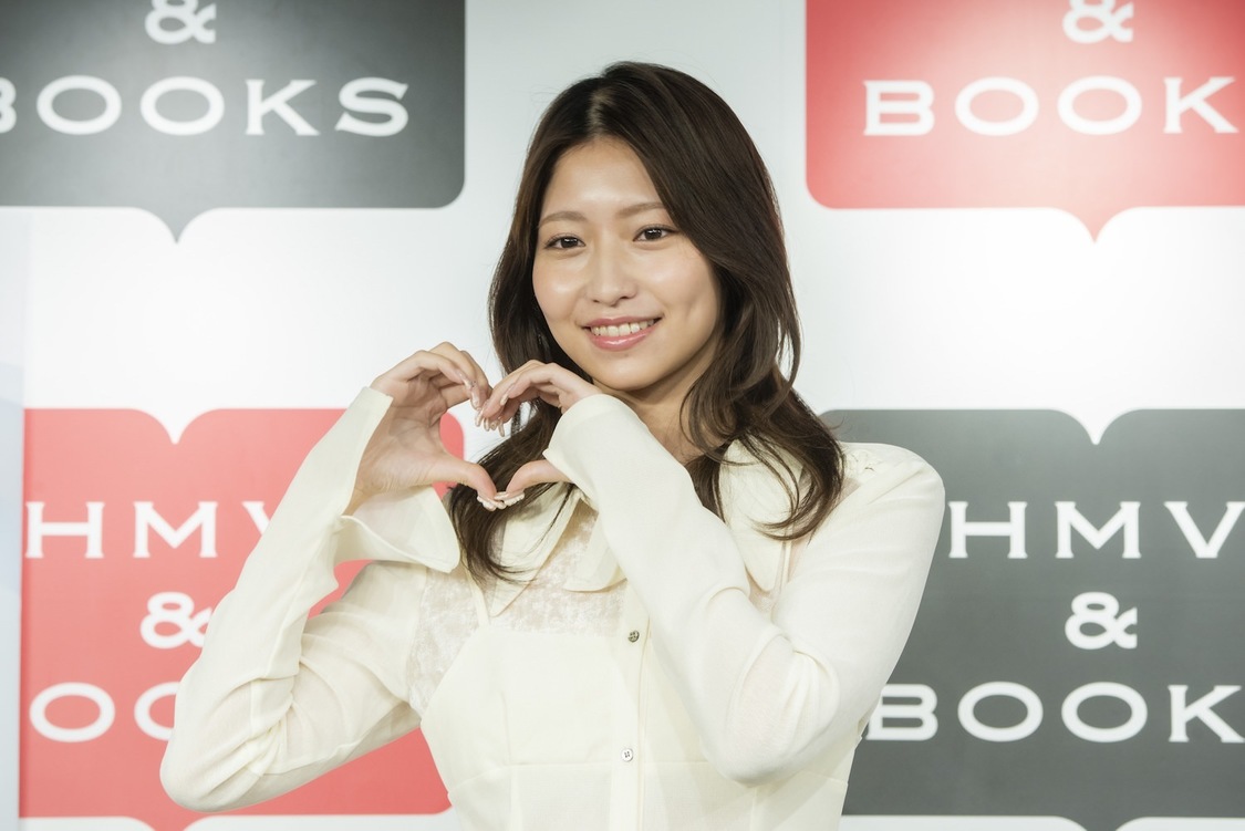 山下エミリー1st写真集『SHY』（東京ニュース通信社発行）