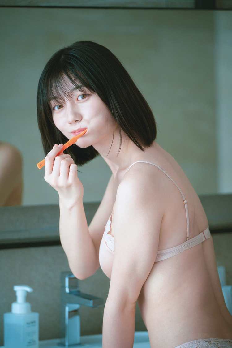 『瀬戸環奈1st写真集 emerald』本編未公開カット（撮影：岡本武志）