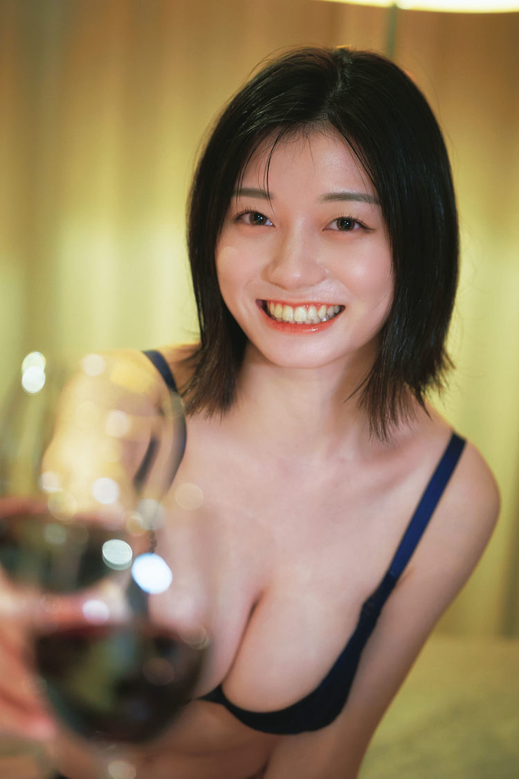 『瀬戸環奈1st写真集 emerald』本編未公開カット（撮影：岡本武志）