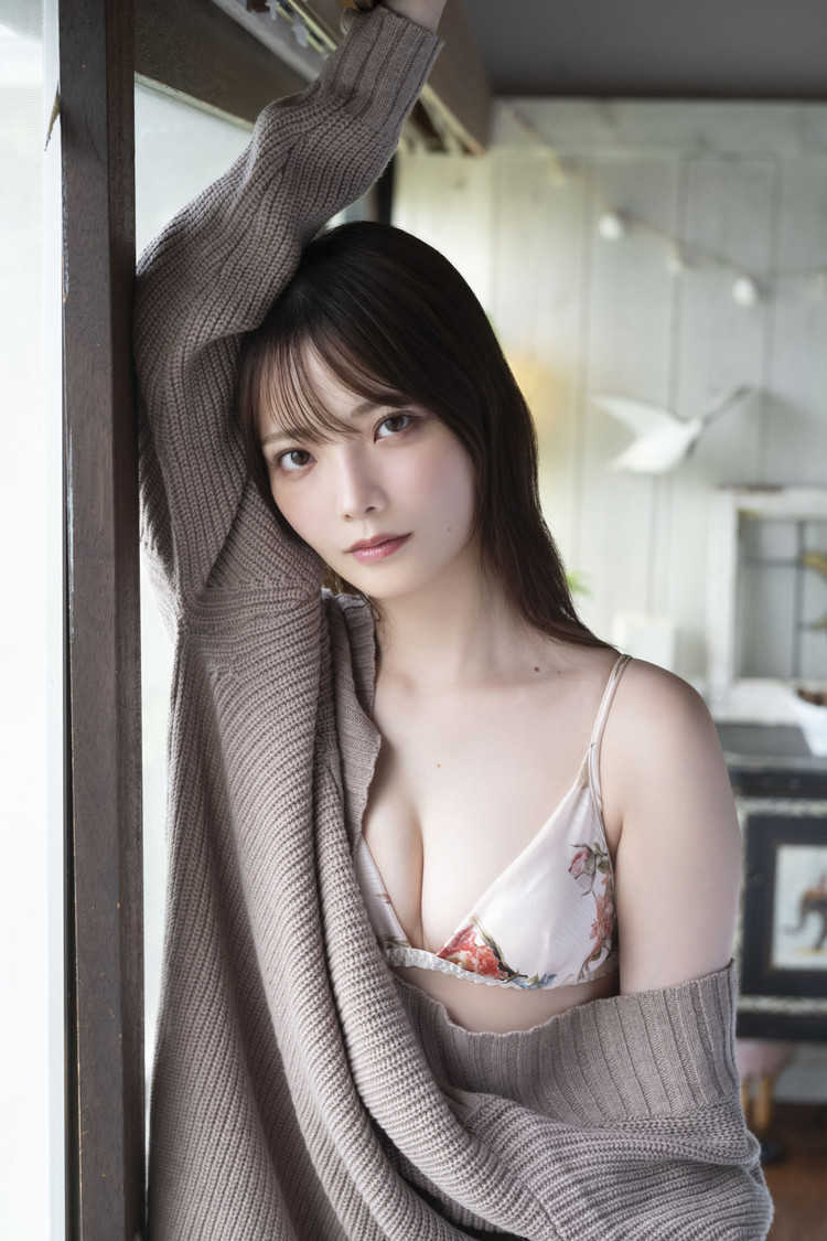 新谷姫加『FRIDAY』2025年1月23日発売号アザーカット（撮影：佐藤裕之）