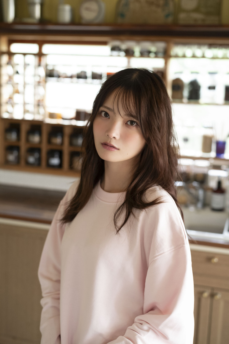 新谷姫加『FRIDAY』2025年1月23日発売号アザーカット（撮影：佐藤裕之）