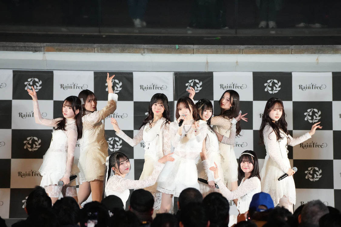 Rain Tree＜1st デジタルシングル「Ｉ Ｌ Ｕ」リリースイベント・ミニライブ＞アーバンドック ららぽーと豊洲シーサイドデッキ メインステージ（2025年1月29日／©OVERSE）
