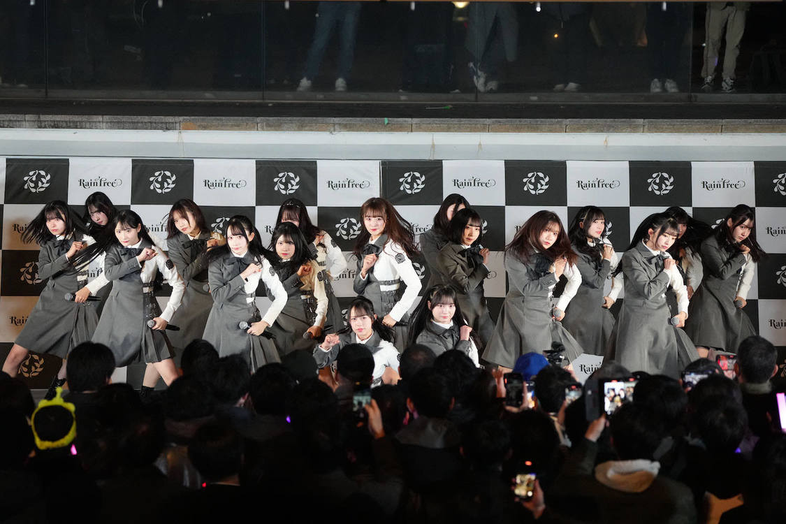 Rain Tree＜1st デジタルシングル「Ｉ Ｌ Ｕ」リリースイベント・ミニライブ＞アーバンドック ららぽーと豊洲シーサイドデッキ メインステージ（2025年1月29日／©OVERSE）