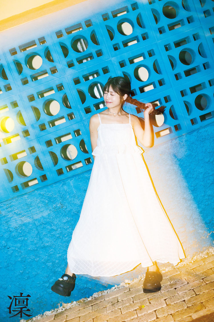 Peel the Apple 浅原凜1st写真集『凜』通常カバー版裏表紙