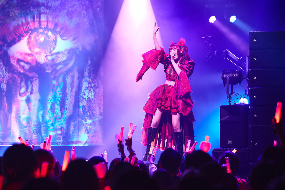 『藍染カレンフォトエッセイ 藍臓』（（C）GENKOSHA Co.,Ltd. 2025）